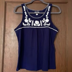 Adorable embroidered tank top! 💙🤍
